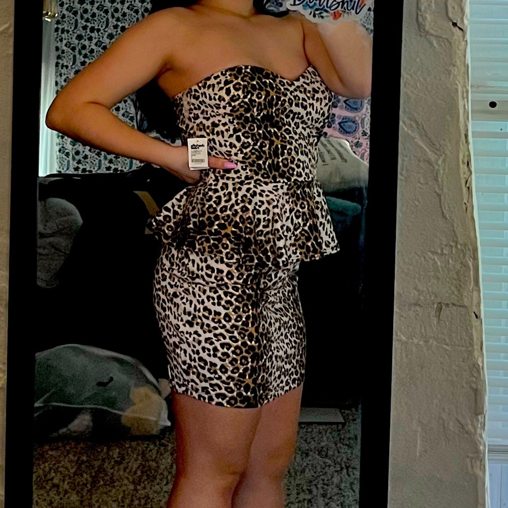 Charlotte Rouse tight fitted dress with wavy material along stomach, strapless